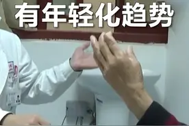 #帕金森病有年轻化趋势  #定期喝咖啡或降低帕金森患病风险  #世界帕金森病日视频封面
