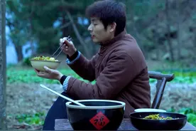 腊肉土豆锅巴饭这道美食，是乡村生活的真实写照。腊肉的咸香，土豆的粉糯，与米饭完美融合。每一口都饱含着农村的质朴与醇厚。#农村美食 #村里的新年  #新农人计划2025视频封面