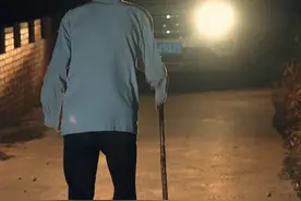 爷看不见娃长大的样子，但看见娃抓了啥东西，也就放心了！ #三根葱男团视频封面