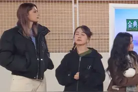 乘风破浪的姐姐在石林录制，镜头摇到卡琳娜的时候绷不住啦！ “姐姐的腿怎么能这么长呀！”#乘风破浪的姐姐 #卡琳娜 #cosplay #云南 #惊喜不惊喜意外不意外视频封面