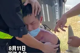 8月11日，浙江金华。40度高温特警小哥工作中暑，同事连忙为他刮痧，特警小哥咬着牙忍痛坚持。网友：看着太让人心疼了！#感动瞬间 #泪目 #瞬间戳中泪点 #中暑 视频封面