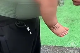 男子冬天多次抱赤裸幼童上街，当地警方回应：男子精神正常，声称“锻炼孩子”视频封面