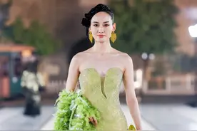 这大概就是那些国外设计师们无法描摹的中国风了！一起感受#北京时装周 上的"中国式浪漫"！#时尚 #秀场 #走秀 #劳伦斯许视频封面