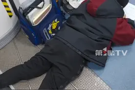 重庆小孩哥也太懂时间管理了，男子轨道交通上偶遇小孩哥，直接趴车厢里做作业。#地铁写作业 #重庆 #重庆dou知道 #时间管理 #小孩哥视频封面