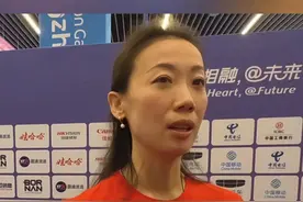 #为花样游泳注入男性力量 在本届亚运会上，石浩玙成为第一个登上亚运会金牌领奖台的中国男子花游选手。中国花样游泳队主教练张晓欢在采访时表示：“男子是第一次进入到亚运集体项目当中来，我们也是作为一个尝试，我们要看这个男孩跟女生集体配合的能力，可以发挥他男性的这个力量。”#共赴亚运之约视频封面