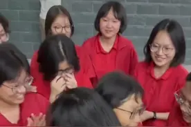 华坪女高高三学生的最后一晚，她们含泪拥抱张桂梅：“张老师我们爱您！”（视频来源：央视新闻）#仲夏逐梦季  #2025高考必胜视频封面