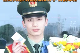 #温州小伙退伍在高铁站上演变装杀 #少年感 #氛围感  学生气与真汉子的距离，原来只差了一件羽绒衣！（记者：夏奕炀）@大古熬成汤 #退伍季 #兵哥哥视频封面
