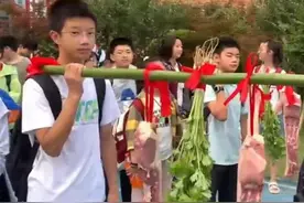 武汉小学生用束脩之礼谢师恩 用传统礼仪弘扬中华优秀传统美德，这就是对老师最高的敬意！武汉小学生用束脩之礼谢师恩。（编辑熊志 实习生叶文威 赵佳蕾）#毕业季  #师生  #校园生活  #记录真实生活  #小学生