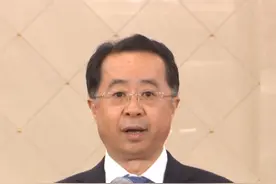 《法治日报》记者提问民政部部长 陆治原 《法治日报》记者提问：
民政部将如何推进
分层分类的社会救助体系？视频封面