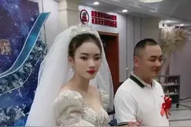 新人婚礼仪式双方父母上场，丈母娘吸睛无数：超高颜值以为是新娘视频封面