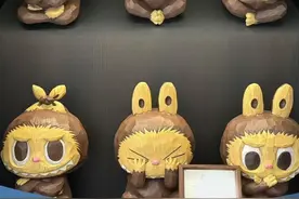 初代Labubu拍出108万元高价，有老玩家1.5万元购入款式涨至51万 玩家称不会趁高价卖出  潮玩是消费品而非投机品 建议买自己喜欢的款式就好#labubu #泡泡玛特 #潮玩 #广东dou知道 #老玩家一万五买Labubu涨至51万视频封面