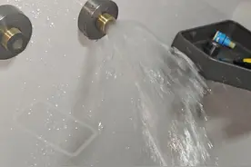 这花洒，大家觉得是哪里出了问题呢#卫浴安装 #维修 #装修