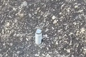 网友拍视频喊话户外攀岩者，打在岩石上的钢钉要及时清除，留下来会给游客带来安全隐患#危险视频封面