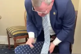 美国国会大厦“秘密通道”曝光“英国士兵攻入国会时使用的通道“ 据美国《纽约邮报》5月11日报道，美国众议院议员蒂姆·摩尔当天在社交媒体上发布视频展示了美国国会大厦林肯厅的一条秘密通道，据其称这是“英国士兵1814年进攻华盛顿攻破国会大厦时使用的楼梯之一。”（环球网）#美国国会大厦“秘密通道”曝光