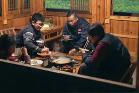 冬天过了，春天来了，白菜也要开花了，做点酸白菜储存， 剩下的就只能喂猪了。也给小帅小贝解锁了新认知。#乡野春日地图 #尝一口春天的味道 #新农人计划2025视频封面