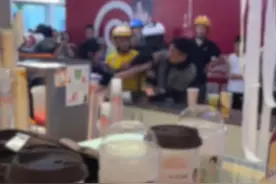 7月13日重庆，外卖商战下一奶茶店爆单引冲突！涉事奶茶店店员：日订单量由200单飙升至1000单导致出餐压力很大，骑手因订单超时催单 与店长发生口角（大象新闻原创报道）#外卖