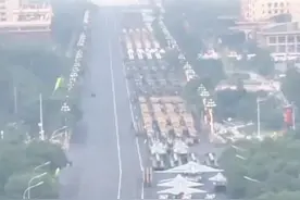雄师列阵，铁甲巍巍！一镜到底航拍阅兵方队