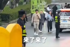 学生武汉大学偶遇雷军，激动握手结果手伸反了...... #雷军 #武汉大学 #小米视频封面