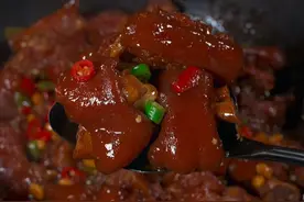在家做红烧猪蹄，直接下锅炖那就是大错，今天教你一招，炖出来的猪蹄色泽红亮，软烂入味，不腥也不柴#红烧猪蹄视频封面