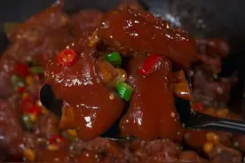 在家做红烧猪蹄，直接下锅炖那就是大错，今天教你一招，炖出来的猪蹄色泽红亮，软烂入味，不腥也不柴#红烧猪蹄视频封面