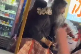 老爷爷凌晨在街头卖花，背上还背着一个孩子，拍摄女子：看到真的想哭。老人已经在安顺卖花好几年了，据悉 街上的人都喊他卖花老张，背着的孩子是他的女儿。关于老人更详细的内容，下一个视频会详细介绍。#老爷爷背着孩子凌晨在街头卖花 #人生 #社会百态 视频封面