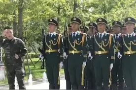 据央视军事10月10日报道，武警山西总队太原支队有一支战士发起组建的国旗护卫队，1米8的记者和他们比身高像小弟弟。视频封面