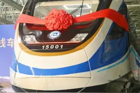 #重庆城轨快线15号线首列车下线 ！最大载客量可达2428人，建成后，从曾家至两江影视城，运行时间将控制在1小时内。#第1眼TV口说有屏