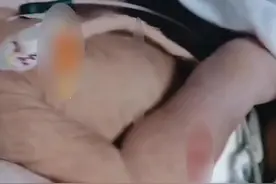 8个月女婴被饿成皮包骨住进ICU，日常只能喝山药粉，其父亲拒绝承认有虐待行为，生母智力不健全，自理都是问题视频封面