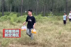 消防员救火后 小朋友接力送水#救火现场 #小孩哥 #暖心一幕 （来源：@顶端新闻 ）视频封面