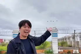 赞声连连！台湾自媒体人寒国人看珠海航展惊呼：太帅了！视频封面