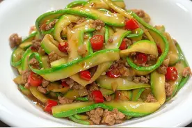 又是一道简单好吃家常下饭菜，你也一定要试试，比肉都香#西葫芦炒肉 #美食教程 #美食 #美食分享 #美食趣胃计划 @DOU+小助手视频封面