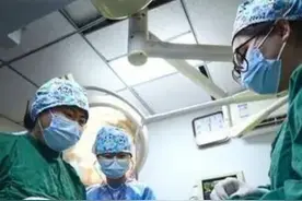 30厘米黄鳝“钻”进男子肠道，检查结果让医护人员倒吸一口冷气。多学科专家火速集结与死神赛跑