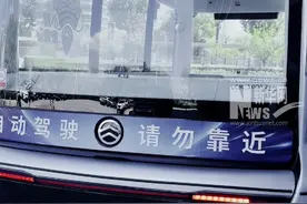 2023年，浙江省湖州市德清县成为了首个全国以县域为主体创建的国家级车联网先导区，地理信息小镇内随处可见智能驾驶巴士。#县计献策·在县场视频封面