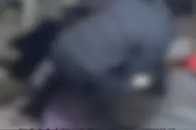 网友爆料哥哥偷看妹妹日记并当众念出 妹妹：怒斥哥哥后 父亲情绪失控 连续掌掴并拳打脚踢 网友：没想到一个父亲会对自己的女儿这样#家暴 #日记 #父亲视频封面