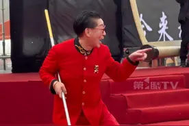 3月1日，六小龄童现身河南淮阳，现场耍金箍棒众人连连叫好，神态、表情让人一秒回到童年！视频封面