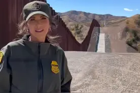 美国国土安全部长在美墨边境墙旁宣布：“再修11公里” 