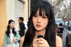 有点会的小姐姐，变成男生先撩小女生 #上海 #街头采访 #情感 #恋爱 #脱单