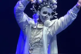 别眨眼！不仅变脸还能变装，婺剧《三打白骨精》太惊艳！感受非遗魅力，赞！#非遗 #变脸  （来源：人民日报）