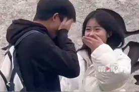 男生和朋友们一起回母校补拍毕业照，女朋友瞒着他从重庆飞到昆明，跨越800多公里出现在他的身边。#正能量 #镜头记录美好瞬间视频封面