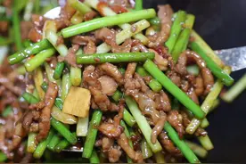 当你想吃“蒜薹炒肉”就把这部视频翻出来！ #家常菜 #一起学做菜视频封面