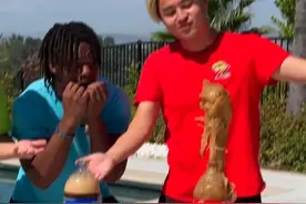 猜猜看，这几种饮料谁的喷水能力更强 【StokesTwins官方】斯托克斯兄弟准备了几种饮料，让我们看看放入泡腾片后谁会喷的最高......
 ﻿#外国人真会玩 
 ﻿#StokesTwins 
 ﻿#斯托克斯兄弟 
 ﻿#泡腾片 
 ﻿#饮料 
 ﻿@抖音短视频 @抖音 @抖音体育 @抖音支付 @抖音创作灵感