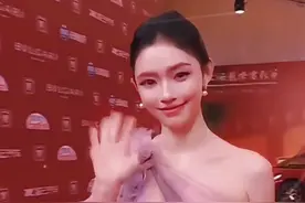 特邀嘉宾#林允  亮相#第27届上海国际电影节闭幕式 红毯仪式！这一身谁看了不惊呼“好辣”，每一步都是红毯的神！#上海国际电影节
