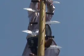 #一技绝尘  上刀山！表演者赤脚踩24把刀刃攀援而上，惊险刺激！友情提示：危险动作，切勿模仿。视频封面