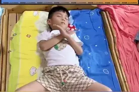 6月23日，湖北襄阳一幼儿园，老师无意拍下萌娃午休的睡姿，发现孩子们睡觉时形态各异，这像极了小时候的自己，感觉个个身怀绝技。#幼儿园#萌娃#搞笑 #睡姿大比拼 视频封面