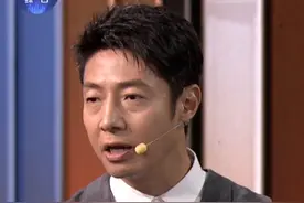 【瘫痪病人脑机接口术后半年能主动鼓掌】 通过脑机接口手术，高位截瘫、无法感知和运动的患者，能通过意念去控制轮椅，或用脑电波驱动机械装置来完成抓握等动作……这些仿佛科幻片中的场景，正在变成现实！近日，清华大学医学院洪波团队在《开讲啦》公布了他们的临床试验进展，我国首例植入脑机接口临床试验手术的受试者老杨也来到现场。老杨的勇气和术后身体恢复的情况，令在场众人大为触动。今晚十点半档，锁定@CCTV1开讲啦  ，一起感受科技的温度！视频封面