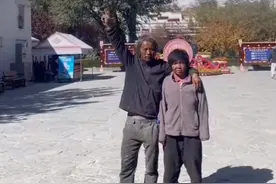 徒步7000多里！不忍抑郁症妻子每天郁郁寡欢，湖南男子陪妻子花200多天到达西藏，“只有一步步走，才能让她打开心扉”视频封面