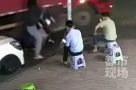 电动车与大货车同时转弯 发生惊险一幕#广东东莞 #惊险 #注意安全 
视频封面
