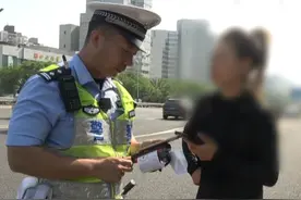 “新车牌”不挂“临牌儿”过期加倒立明知故犯 罚200元记9分
敖翔：街里街坊 时刻要警醒自己守法上路（记者：洋）视频封面