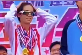 最后一次校运会颁奖仪式上，男生脖子上挂满了奖牌，给自己留个最帅的纪念视频封面