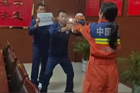 让新来的消防员拍小熊宣传片，听说是专业的，帮我看看成片如何？ （徐珊）视频封面